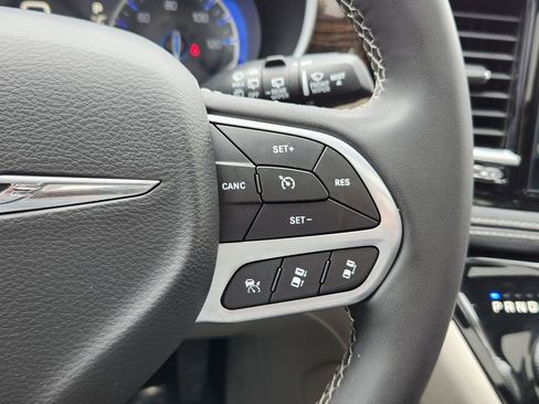 Used 2023 Chrysler Pacifica Limited FWD image 20
