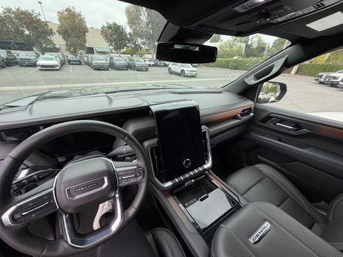 Used 2025 GMC Yukon XL Denali AWD/4WD image 8