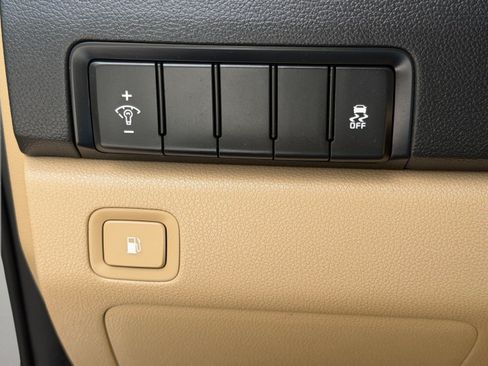 Used 2018 Kia Sedona LX FWD image 32