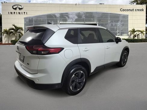 Used 2024 Nissan Rogue SV FWD image 4
