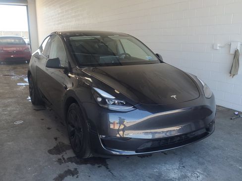 Used 2024 Tesla Model Y Long Range AWD/4WD image 1