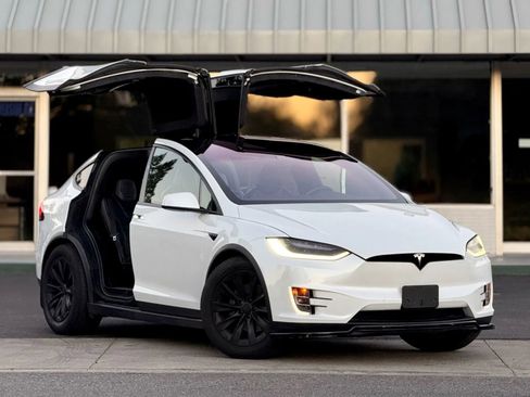 Used 2017 Tesla Model X 75D image 2