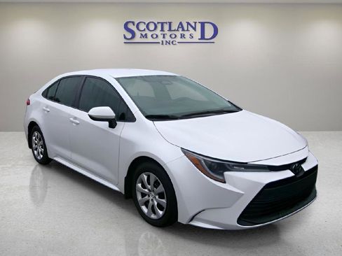 Used 2025 Toyota Corolla LE FWD image 4