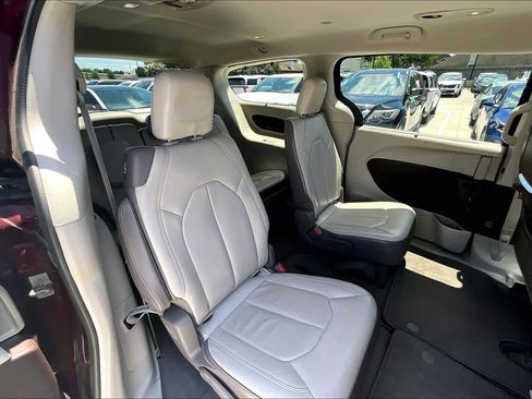 Used 2017 Chrysler Pacifica Touring-L Plus w/ Advanced Safetytec Group FWD image 19