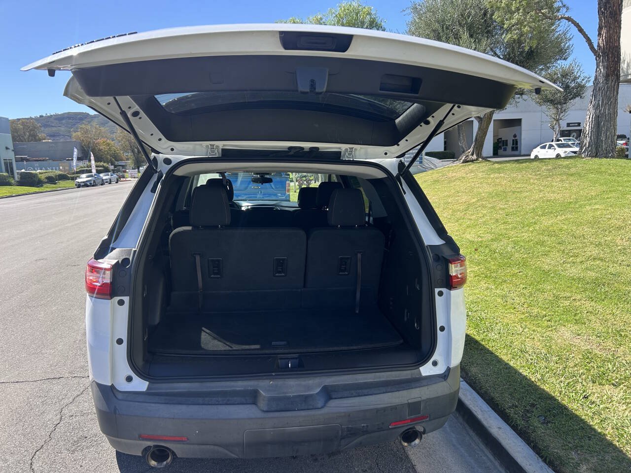 Used 2019 Chevrolet Traverse LS w/ LPO, Blackout Package FWD image 9