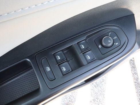 Used 2026 Volkswagen Taos SE FWD image 14