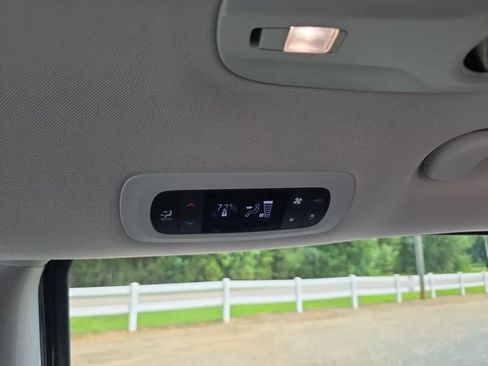 Used 2023 Chrysler Pacifica Touring-L FWD image 40