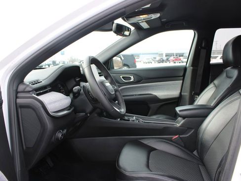 Used 2024 Jeep Compass Latitude AWD/4WD image 19