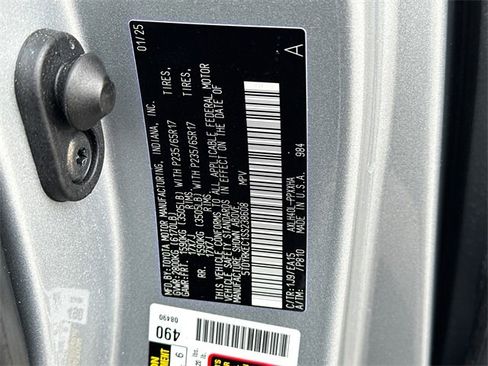 Certified 2025 Toyota Sienna XLE image 33