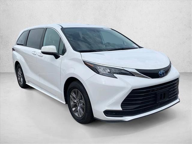 Used 2025 Toyota Sienna LE FWD image 3