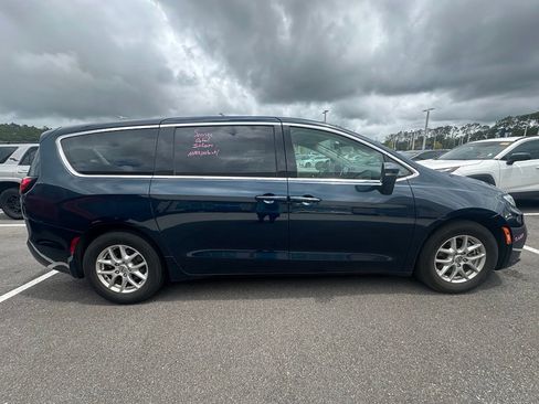 Used 2023 Chrysler Pacifica Touring-L FWD image 2