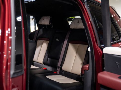 Used 2022 Rolls-Royce Cullinan Black Badge w/ Dark Exterior Package image 29