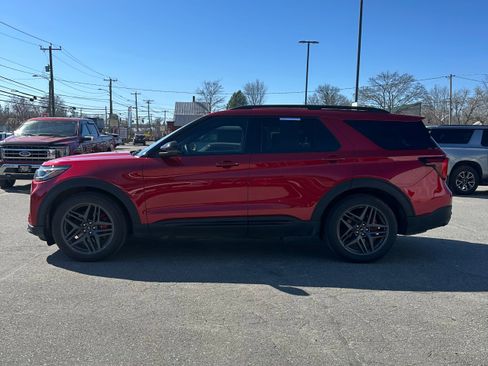 Used 2025 Ford Explorer ST AWD/4WD image 6
