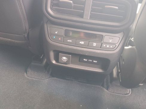 Used 2025 Honda Pilot Elite image 14