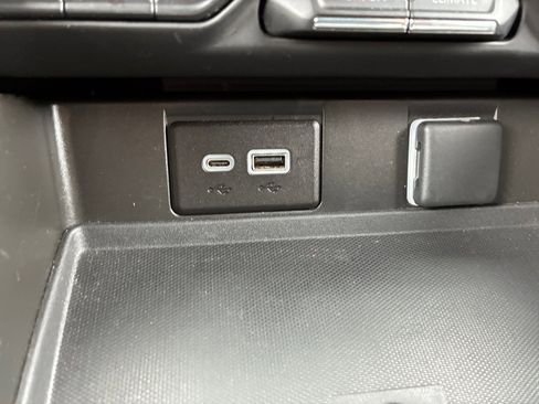 Used 2023 Chevrolet Suburban Premier w/ Advanced Technology Package image 21