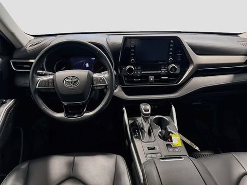 Certified 2020 Toyota Highlander XLE w/ Protection Package #3 AWD/4WD image 19