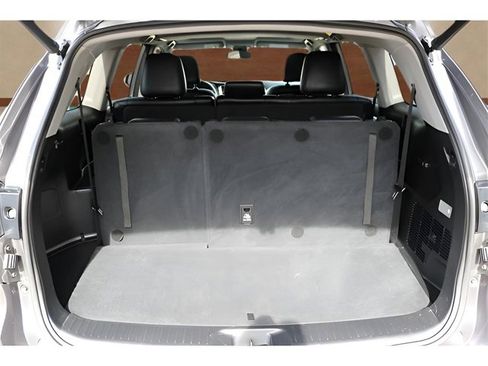 Used 2018 Toyota Highlander XLE image 18
