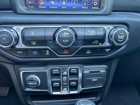 Used 2023 Jeep Wrangler Unlimited Sahara AWD/4WD image 25
