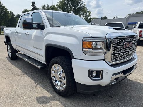 Used 2019 GMC Sierra 2500 Denali w/ Duramax Plus Package AWD/4WD image 4