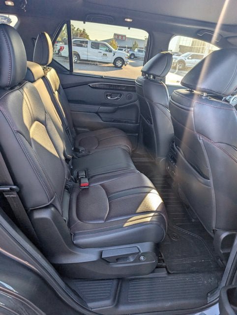 Used 2025 Honda Pilot Black Edition image 16