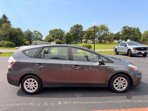 Used 2014 Toyota Prius V Two FWD image 4