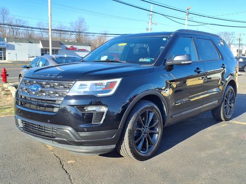 Used 2018 Ford Explorer XLT w/ Equipment Group 202A image 8