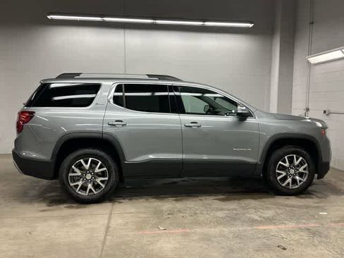 Used 2023 GMC Acadia SLE w/ Driver Convenience Package FWD image 3
