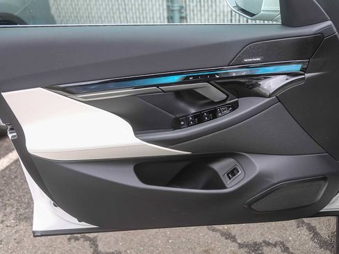 New 2026 BMW i5 eDrive40 w/ Premium Package image 17