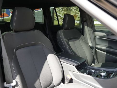 Used 2025 Jeep Grand Cherokee Laredo X w/ Luxury Tech Group I AWD/4WD image 9
