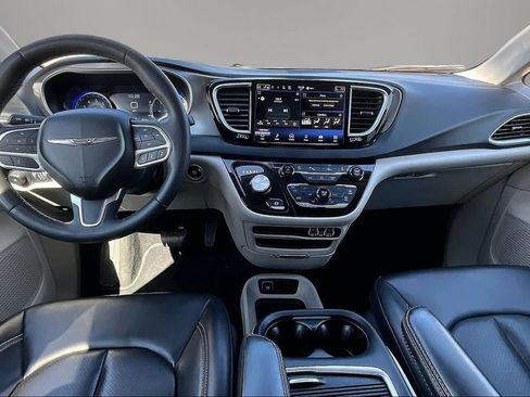 Used 2023 Chrysler Pacifica Touring-L FWD image 7