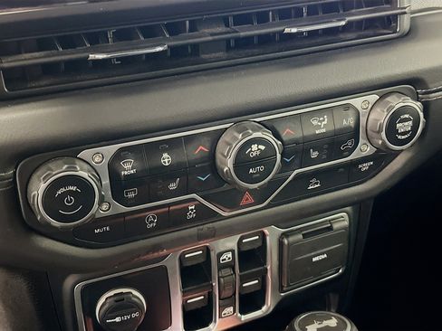 Used 2025 Jeep Wrangler Sahara image 23