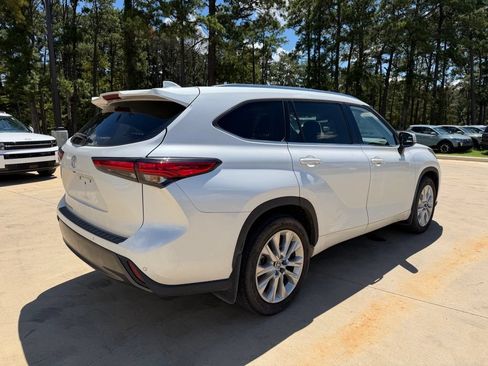 Used 2022 Toyota Highlander Limited FWD image 4