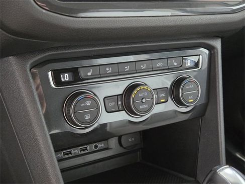 Used 2018 Volkswagen Tiguan SE w/ Panoramic Sunroof Package image 37