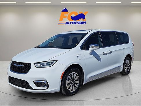 Used 2022 Chrysler Pacifica Limited image 1