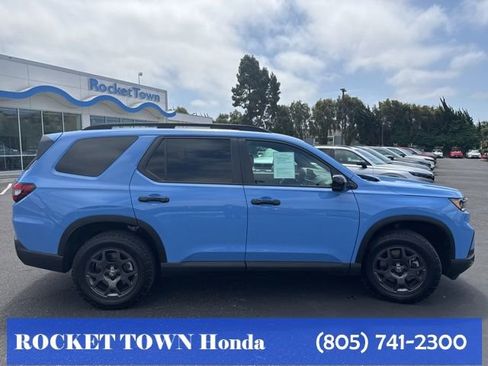 Used 2025 Honda Pilot TrailSport image 8
