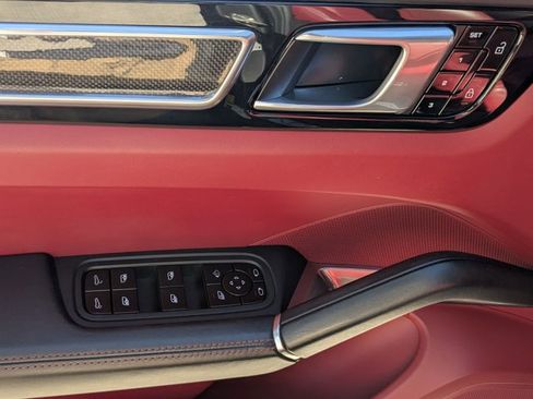 Used 2021 Porsche Cayenne Turbo image 9