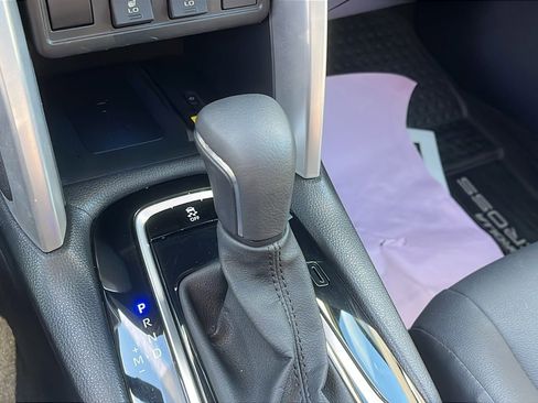 Used 2023 Toyota Corolla Cross XLE image 16