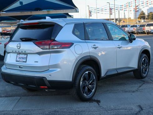 Used 2025 Nissan Rogue SV image 3