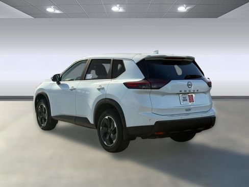 Certified 2026 Nissan Rogue SV FWD image 5