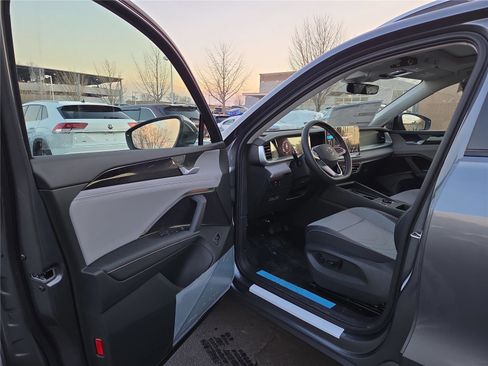 New 2026 Volkswagen Tiguan SE image 11