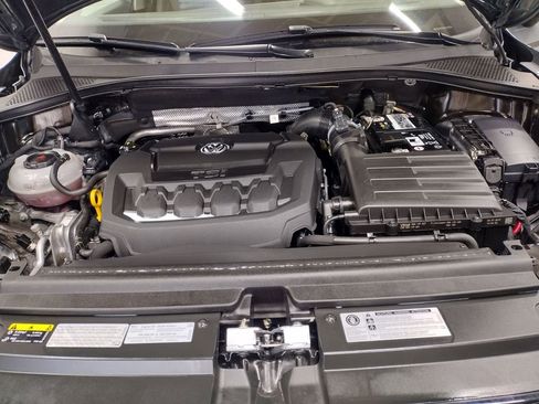 Used 2019 Volkswagen Tiguan SE w/ Panoramic Sunroof Package image 9