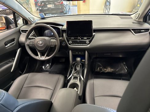 Used 2023 Toyota Corolla Cross XLE w/ Convenience Package image 21