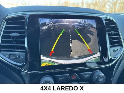Used 2022 Jeep Grand Cherokee Laredo X AWD/4WD image 11