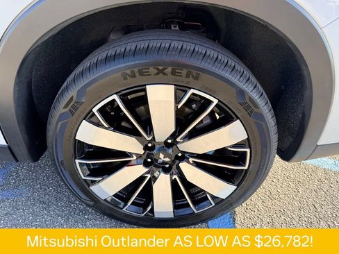 Used 2025 Mitsubishi Outlander SE FWD image 32