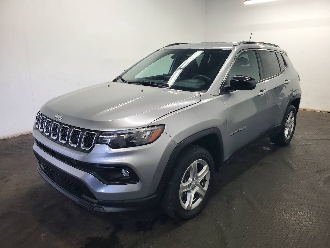 Used 2023 Jeep Compass Latitude w/ Convenience Group AWD/4WD image 2