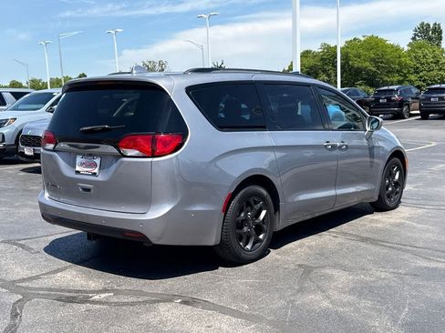 Used 2019 Chrysler Pacifica Touring-L Plus w/ Advanced Safetytec Group FWD image 11