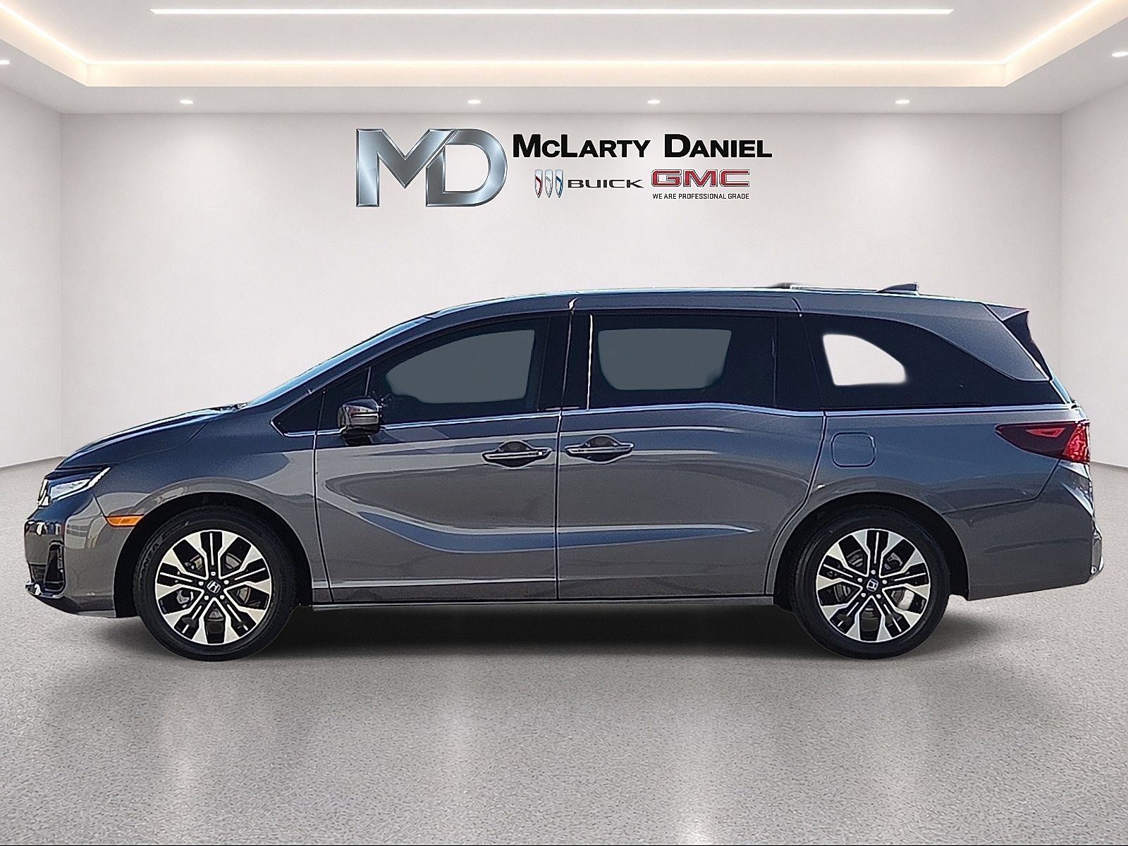 Used 2025 Honda Odyssey Elite image 2
