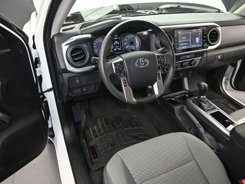Used 2022 Toyota Tacoma SR5 w/ Technology Package image 5