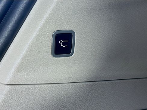 Used 2022 Chrysler Pacifica Touring-L w/ Uconnect Theater Family Group image 31