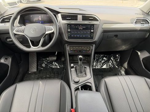 Certified 2024 Volkswagen Tiguan SE w/ Panoramic Sunroof Package AWD/4WD image 16